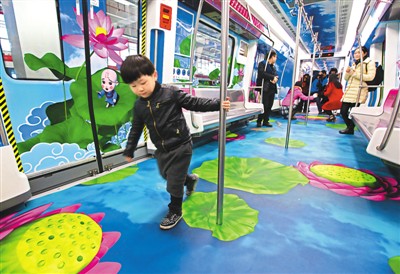 圖為試乘乘客流連忘返。
