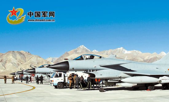 后勤官兵進(jìn)駐雪域高原機(jī)場(chǎng)提供后勤支撐。解放軍報(bào)特約記者 劉應(yīng)華攝