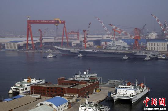 8月30日9時30分許，中國航母平臺在經(jīng)過第十次海試后，平穩(wěn)地?？吭谶|寧大連港碼頭。