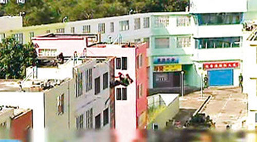 解放軍駐港部隊(duì)從屋頂游繩攻入建筑物。圖片來(lái)源：香港《文匯報(bào)》