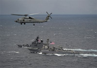 2011年1月10日，美國(guó)海軍驅(qū)逐艦與日本海上自衛(wèi)隊(duì)“鞍馬”號(hào)驅(qū)逐艦在日本長(zhǎng)崎縣附近海域舉行聯(lián)合海上演習(xí)。資料圖片