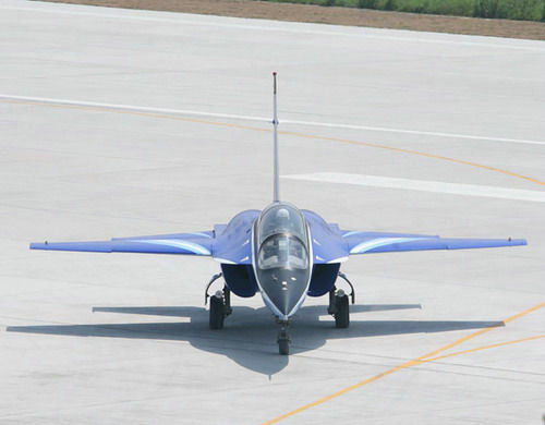 資料圖：中國(guó)L-15高級(jí)教練機(jī)使用的是烏克蘭制AI-222發(fā)動(dòng)機(jī)。