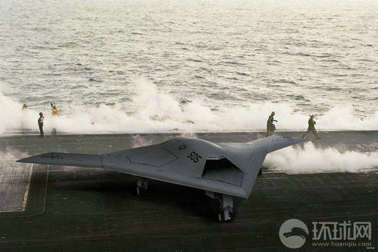 資料圖：X-47B無人機(jī)在林肯號航母上進(jìn)行系統(tǒng)連接測試。