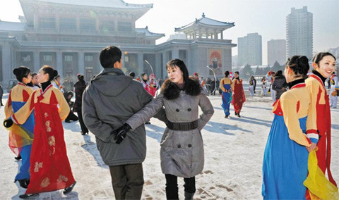 12月12日，朝鮮成功發(fā)射火箭后，平壤市民跳舞慶祝（資料圖）
