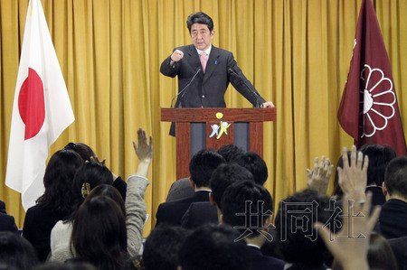 12月17日，日本自民黨總裁安倍晉三17日在黨總部會見記者，表示考慮與日本維新會和眾人之黨攜手修改憲法。