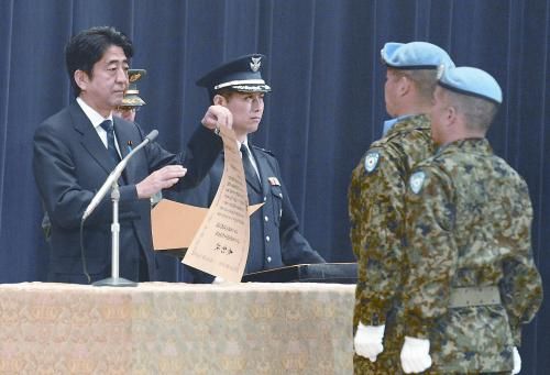 20日，日本首相安倍晉三向回國(guó)的戈蘭高地維和自衛(wèi)隊(duì)遞交政府獎(jiǎng)狀。安倍在儀式上稱，近年“日本周邊的安全保障環(huán)境更加嚴(yán)峻”，為此將修改《防衛(wèi)計(jì)劃大綱》，進(jìn)一步加強(qiáng)日美同盟。