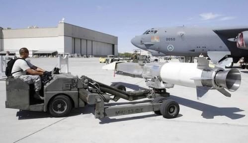資料圖：美軍嘗試將“X-51 Wave Rider”飛行器掛在一架“B-52”轟炸機下，發(fā)射升空。