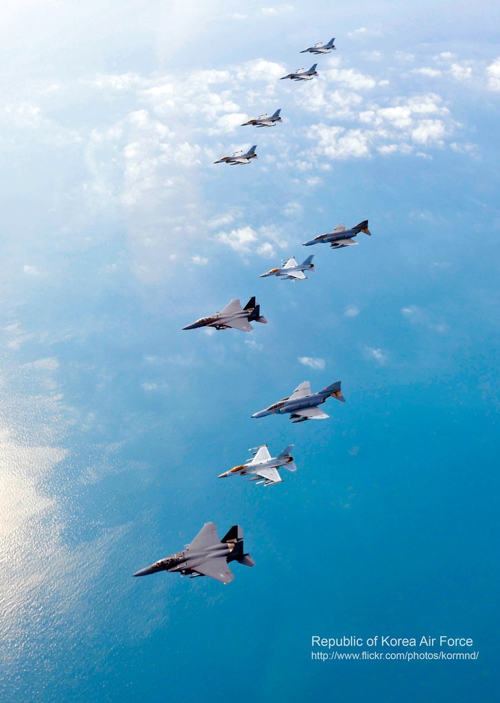 圖為韓空軍KF-16戰(zhàn)機(jī)、F-4戰(zhàn)機(jī)、F-15K兩代三型戰(zhàn)機(jī)編隊(duì)升空練作戰(zhàn)。
