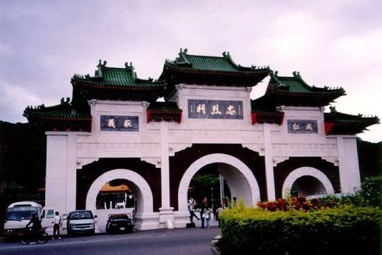 位于臺(tái)北的忠烈祠供奉著從孫中山革命，到抗日戰(zhàn)爭，解放戰(zhàn)爭所有陣亡國民黨士兵的靈位。