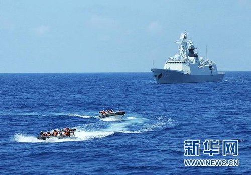 3月28日，十余名臨檢拿捕隊員從玉林艦出發(fā)，乘小艇駛向模擬可疑商船的艦只。