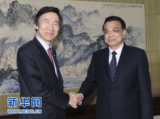　 4月24日，中國國務(wù)院總理李克強(qiáng)在北京中南海紫光閣會見來訪的韓國外交部長官尹炳世。新華社記者謝環(huán)馳攝