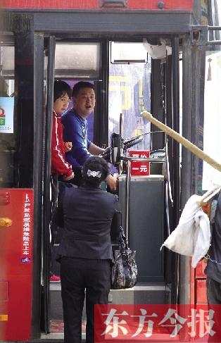 梅麗手持殘疾人證等車時，多次被司機婉言謝絕