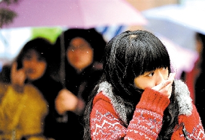 大學(xué)路附近，一位美女冷得縮起脖子。 晚報(bào)記者 馬健 圖
