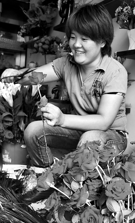 8月21日，內(nèi)黃縣一家鮮花店的工作人員正在包裝鮮花。