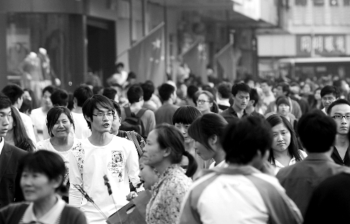 8天長假中，逛街購物的人數(shù)激增，鄭州市德化步行街上“人潮洶涌” 河南商報(bào)記者 王春勝/攝