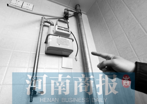 天然氣管裸露，有居民稱安裝好的燃?xì)庠罹咭恢遍e置