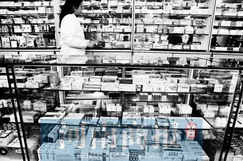 　鄭州不少藥店，也會(huì)把價(jià)格低的藥品放下層，價(jià)格高的放在醒目位置