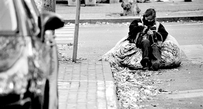 她靠在裝滿樹葉的大袋子上瞇了一會。