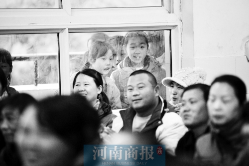 家長課堂上，孩子們趴在窗戶上圍觀