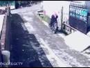 逗比劫匪騎車搶劫女子，反被女子奪車逃走