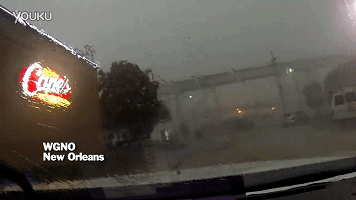 好可怕！大風(fēng)把火車從橋上吹了下來