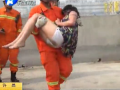 女子要跳樓 究竟為哪般？