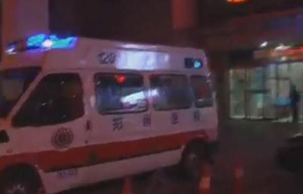 女兒不救父親，鄰居很憤怒