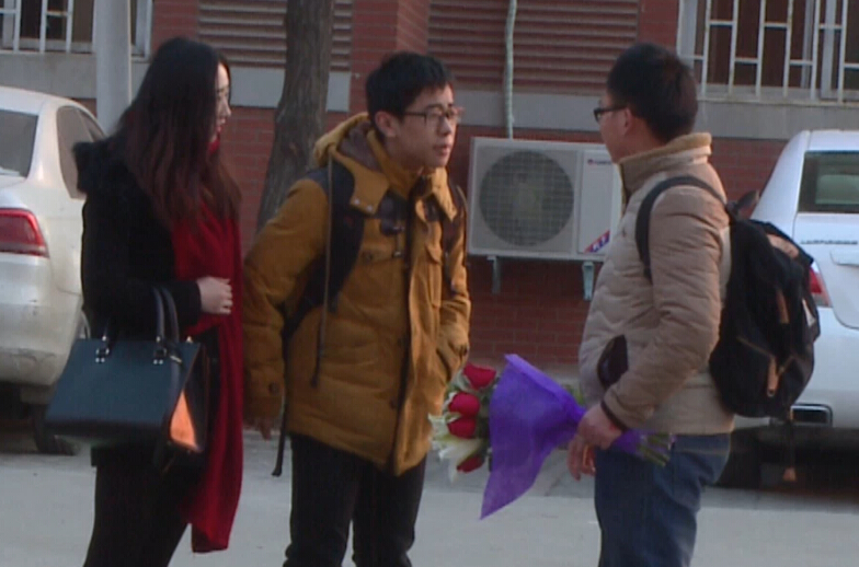 美女請你假裝其男友拒絕追求者，你會怎么辦？