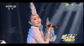 假唱滿分 元宵晚會薩頂頂話筒拿反