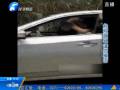 懸！山路上情侶邊開車邊親熱