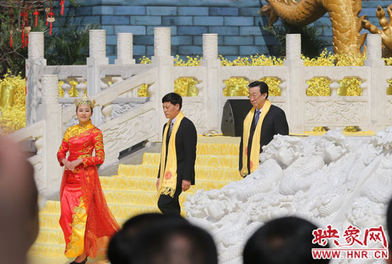 　河南省委書記、省人大常委會主任郭庚茂，河南省省長謝伏瞻敬獻花籃。映象網(wǎng)記者 邵恰 攝