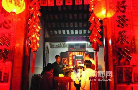 　　海口人把除夕的年夜飯稱為“吃圍爐”。