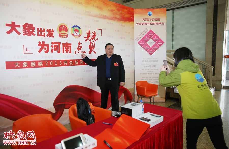 幫代表在大象融媒新聞會(huì)客廳留影拍照。