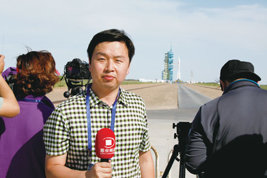 劉瑞鋒回憶，從“神舟十號”在視線中出現(xiàn)到消失的兩分鐘內(nèi)，他們的兩臺攝像機(jī)、一臺照相機(jī)就在不停地拍、拍