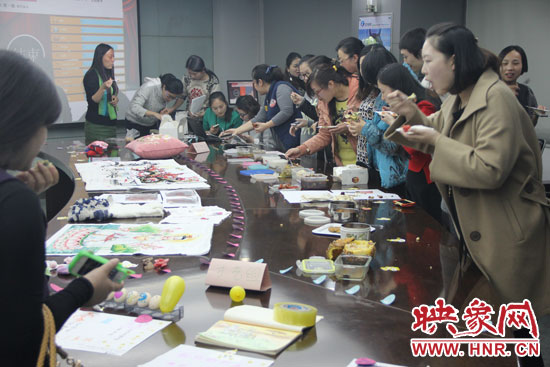 比賽現(xiàn)場熱鬧非凡，各位女神競相展示自己的作品