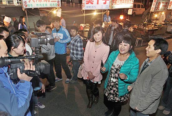 今報讀者“乖乖雁”（左）、“騎士牛仔”（右）和香香一起錄制《香香美食》