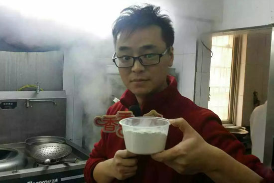小飛手里端的是什么材料？