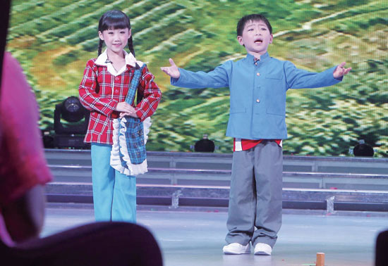 孩子們的表演有模有樣，讓人忍俊不禁