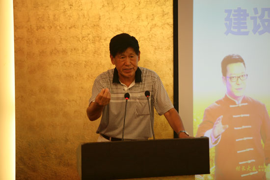 原河南省農(nóng)業(yè)廳副廳長(zhǎng)、現(xiàn)任河南省土壤肥料協(xié)會(huì)秘書長(zhǎng)肖興貴發(fā)表講話