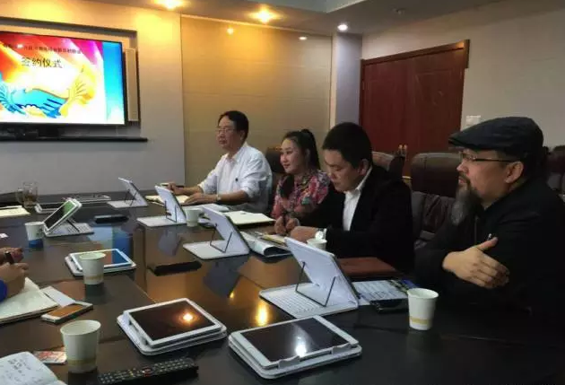 從右至左依次為趙財(cái)神，雅購(gòu)供銷(xiāo)CEO許濤，農(nóng)團(tuán)聯(lián)盟創(chuàng)始人王婷。