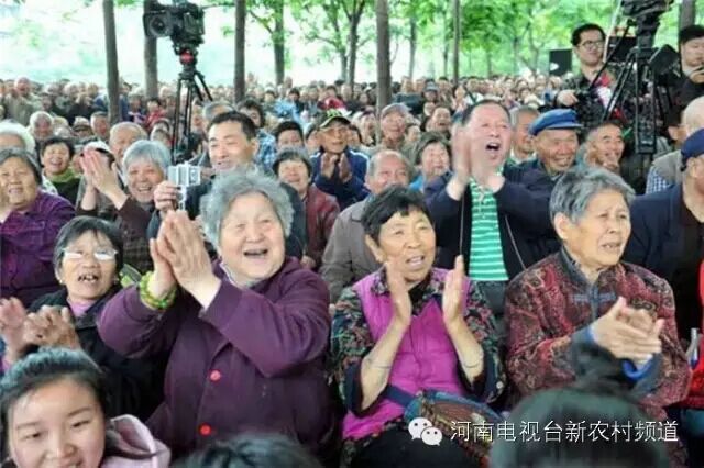 藝術(shù)家賣力演出，觀眾高聲叫好