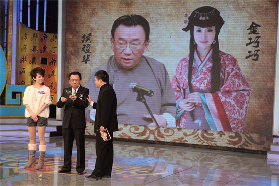 侯耀華、金巧巧在節(jié)目錄制現(xiàn)場《知根知底》供圖