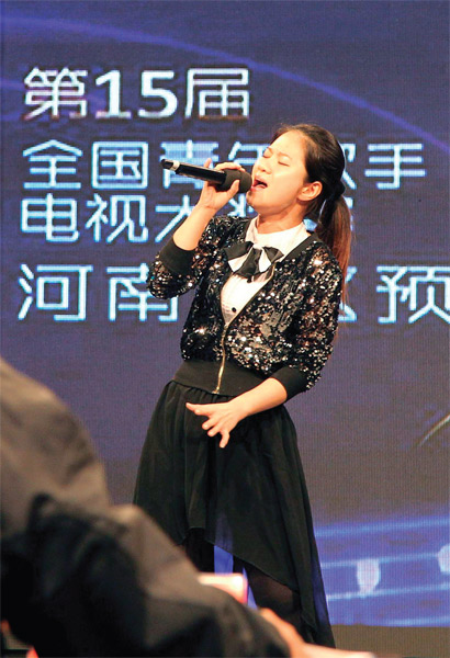 選手們演唱很賣力，要把最好的一面展現(xiàn)給評(píng)委