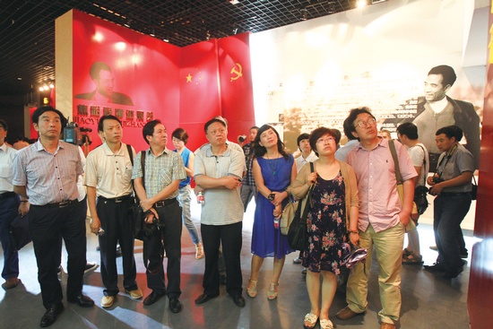 河南電視臺、河南人民廣播電臺、河南省詩歌學會的專家、詩人、記者等數(shù)十人赴蘭考焦裕祿紀念園采風學習