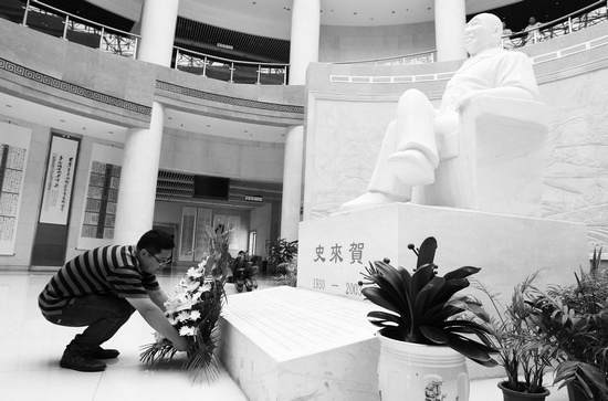 都市頻道記者崔松旺在史來(lái)賀雕像前悄悄放上了一束鮮花