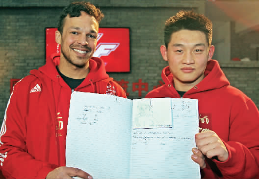 　　約瑟夫手繪了每個選手的肖像，認(rèn)認(rèn)真真地用字母拼寫出選手的中文名字附注。“看，這個是鄭召玉喲”