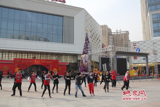 河南衛(wèi)視舉辦的“看大劇，送福利”活動 王志/攝