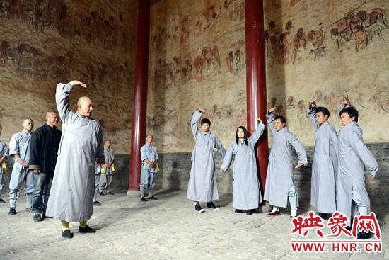 嘉賓們跟隨少林寺武僧練習武術(shù)