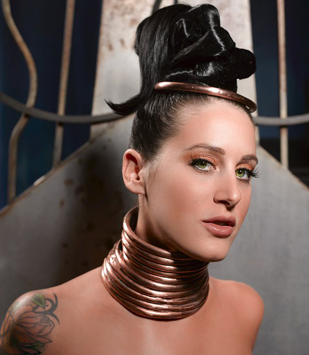 女子戴項(xiàng)圈拉長脖子 女子戴項(xiàng)圈拉長脖子