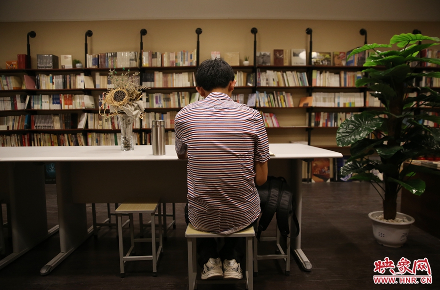 5月23日晚，鄭州一家24小時(shí)（周五、周六）書(shū)店?duì)I業(yè)。慕名而來(lái)的客人在看書(shū)。